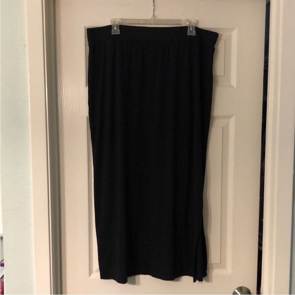 Black basic skirt